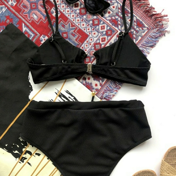 Catching Ray's Bikini - Picture 2 of 2